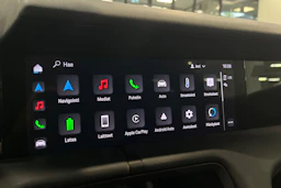 valkoinen Porsche Taycan 2021 kuva 16.
