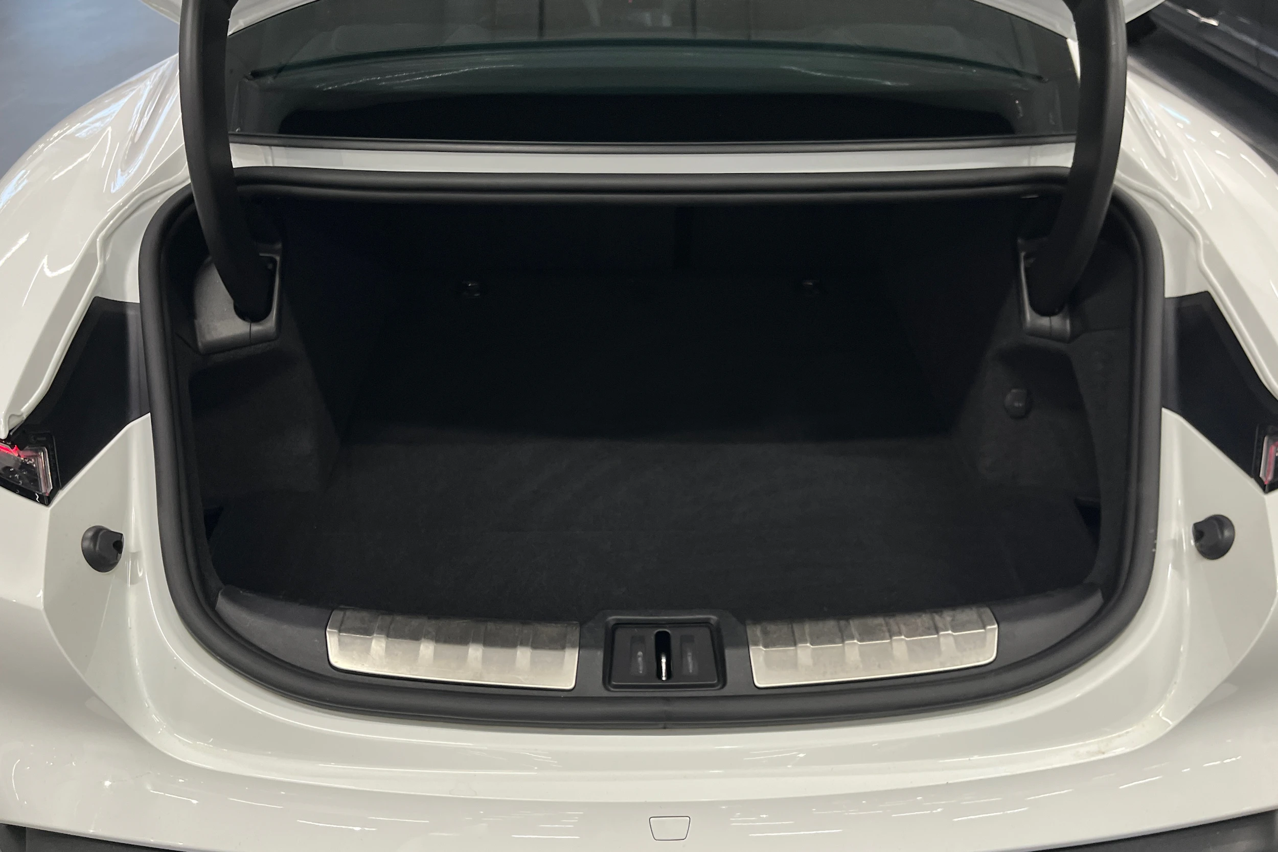 valkoinen Porsche Taycan 2021 kuva 18.