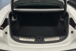 valkoinen Porsche Taycan 2021 kuva 18.