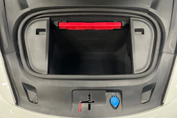 valkoinen Porsche Taycan 2021 kuva 19.