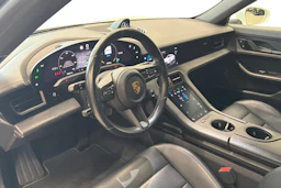 Valkoinen Porsche Taycan 2021 kuva 6.