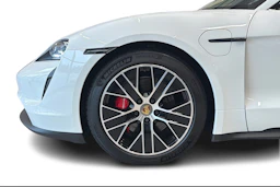 Valkoinen Porsche Taycan 2021 kuva 8.