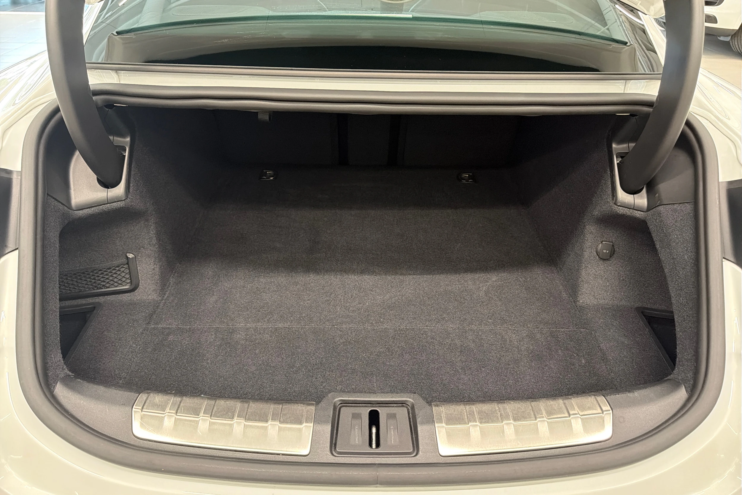 Valkoinen Porsche Taycan 2021 kuva 11.