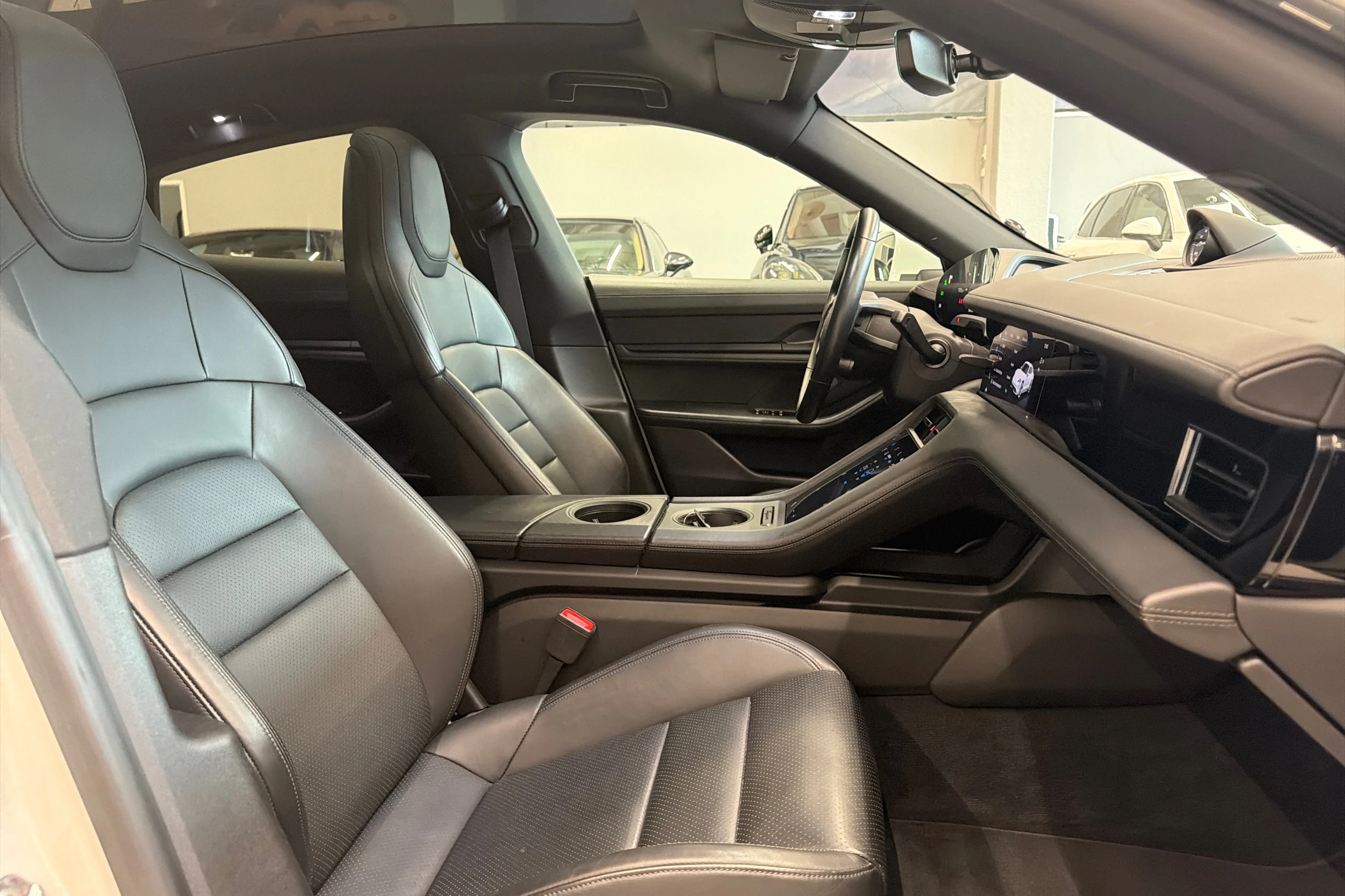 Valkoinen Porsche Taycan 2021 kuva 14.