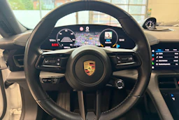 Valkoinen Porsche Taycan 2021 kuva 17.