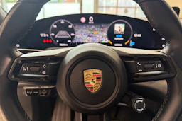Valkoinen Porsche Taycan 2021 kuva 18.