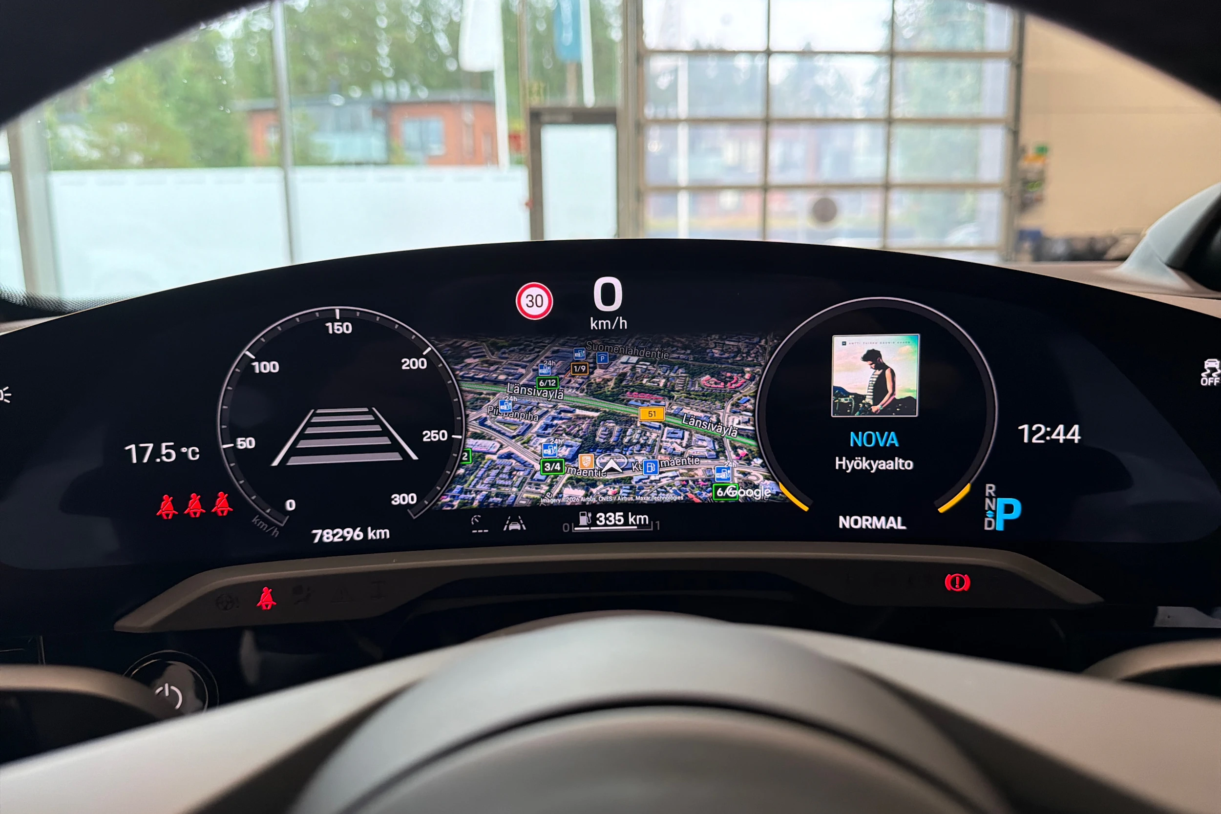 Valkoinen Porsche Taycan 2021 kuva 19.