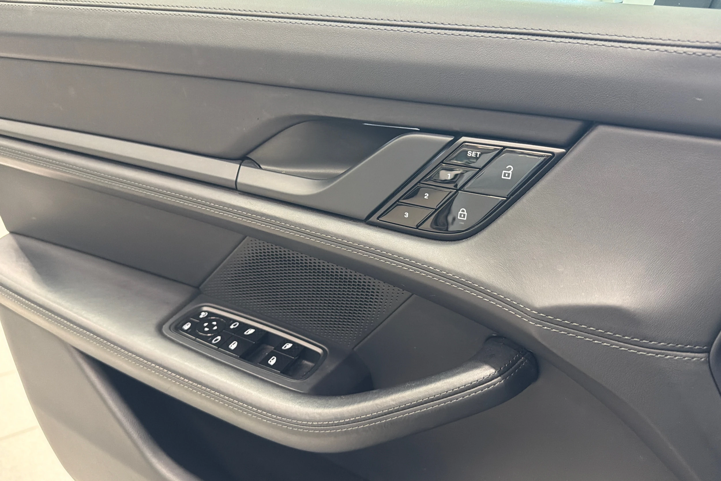 Valkoinen Porsche Taycan 2021 kuva 24.