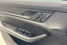 Valkoinen Porsche Taycan 2021 kuva 24.