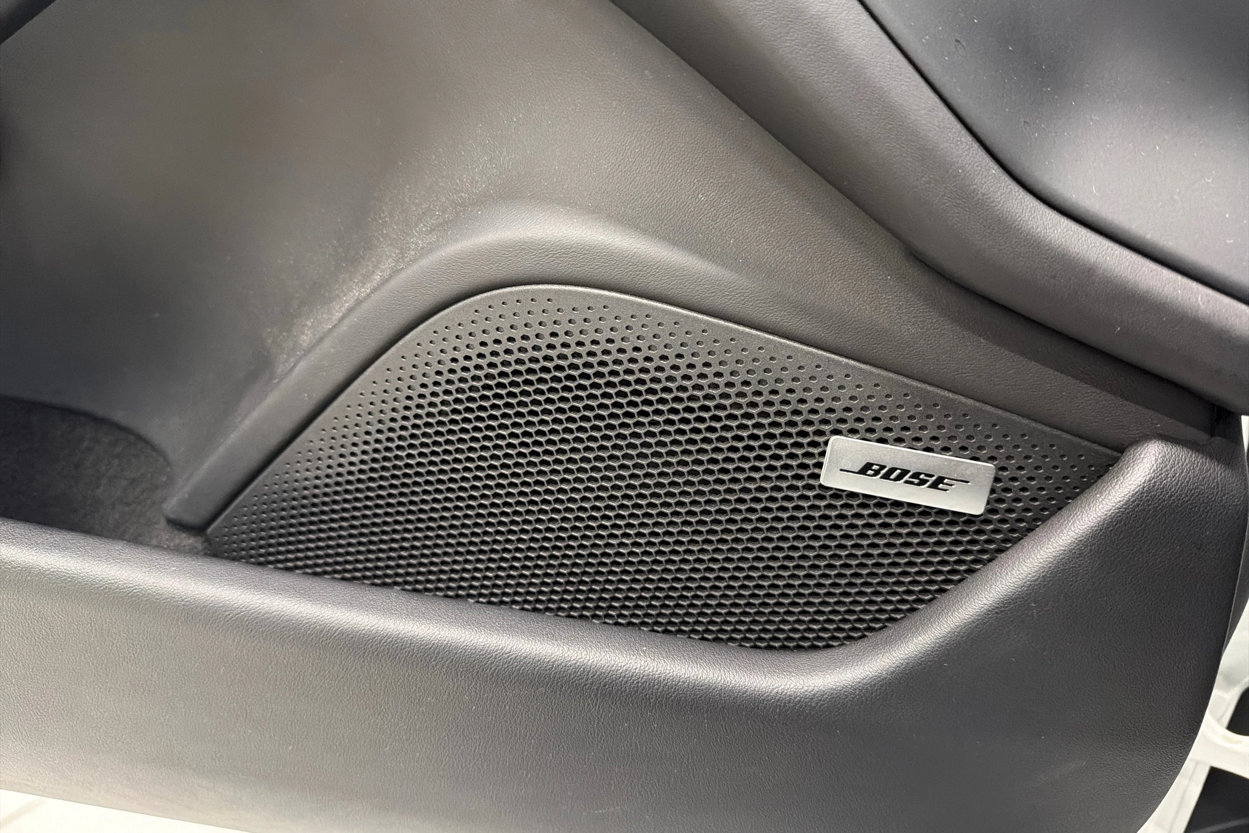 Valkoinen Porsche Taycan 2021 kuva 25.