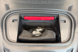 Valkoinen Porsche Taycan 2021 kuva 26.