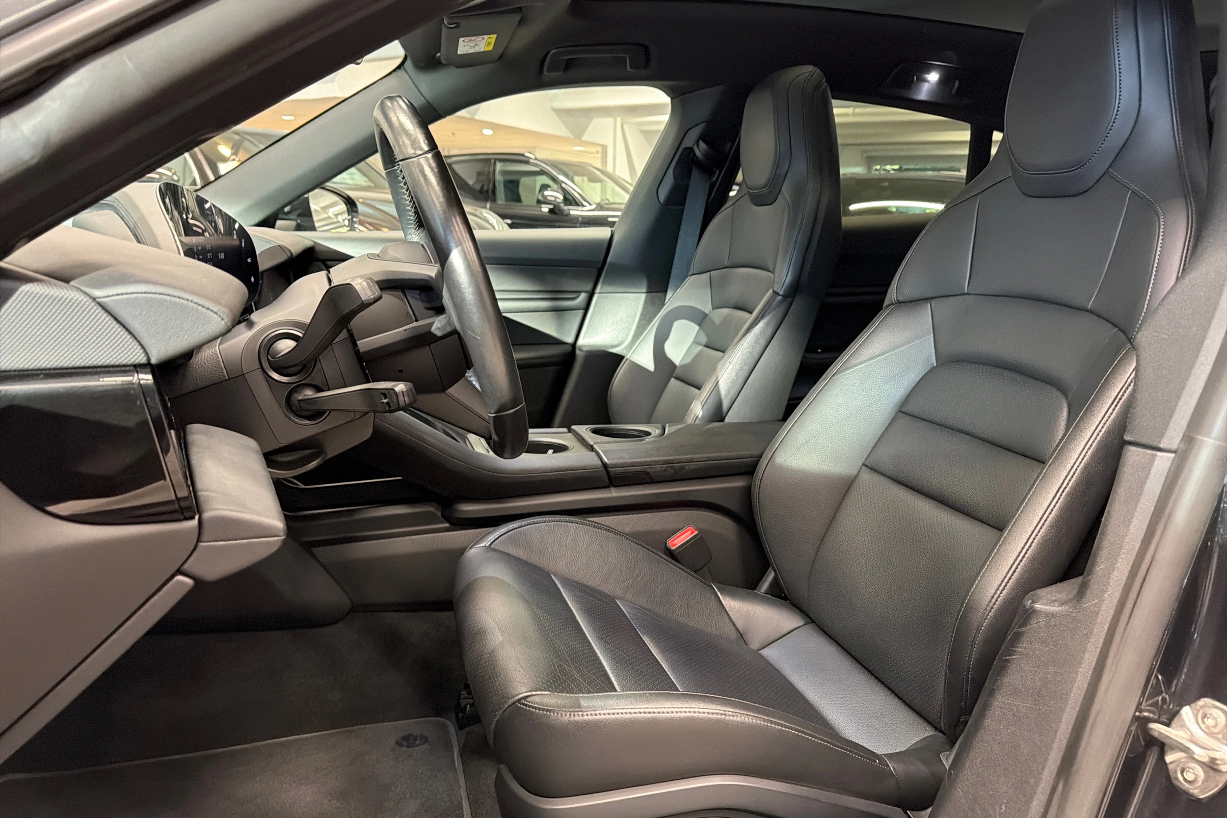 harmaa Porsche Taycan 2021 kuva 9.