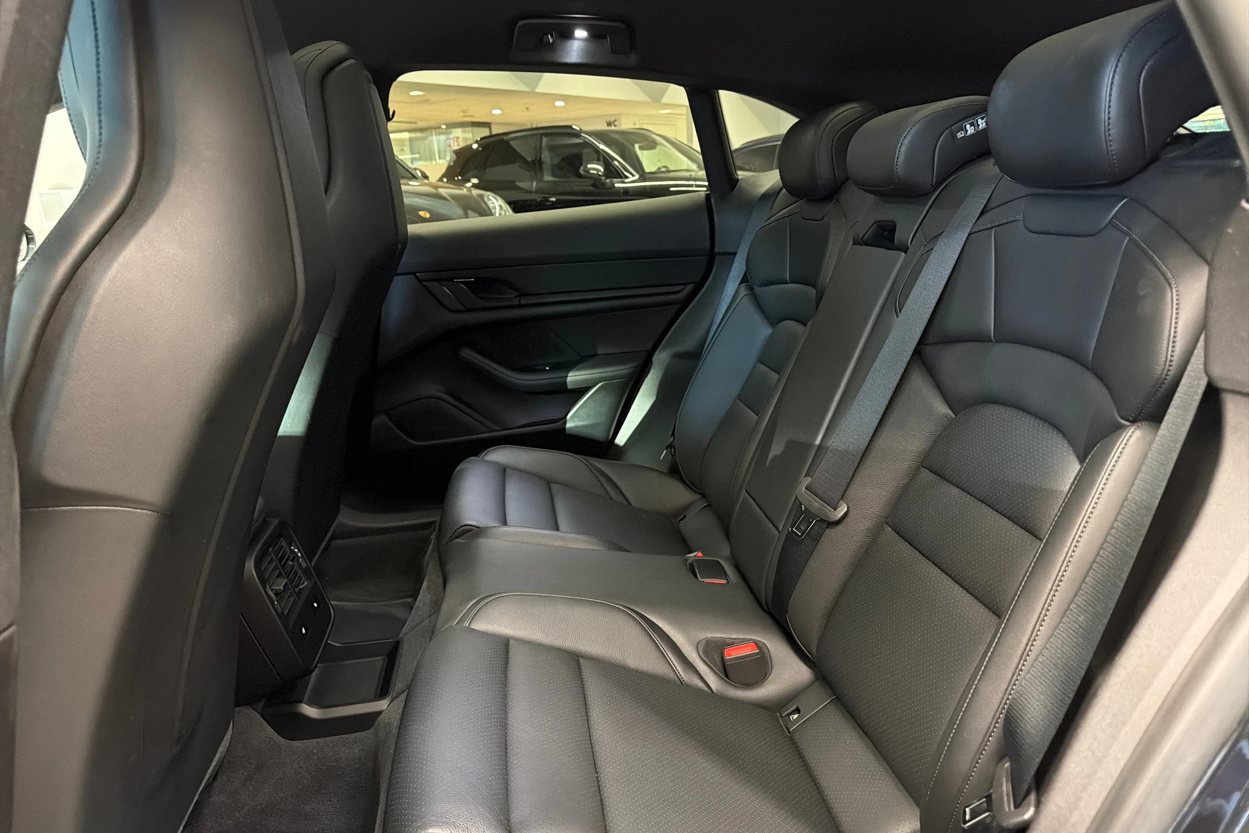 harmaa Porsche Taycan 2021 kuva 10.