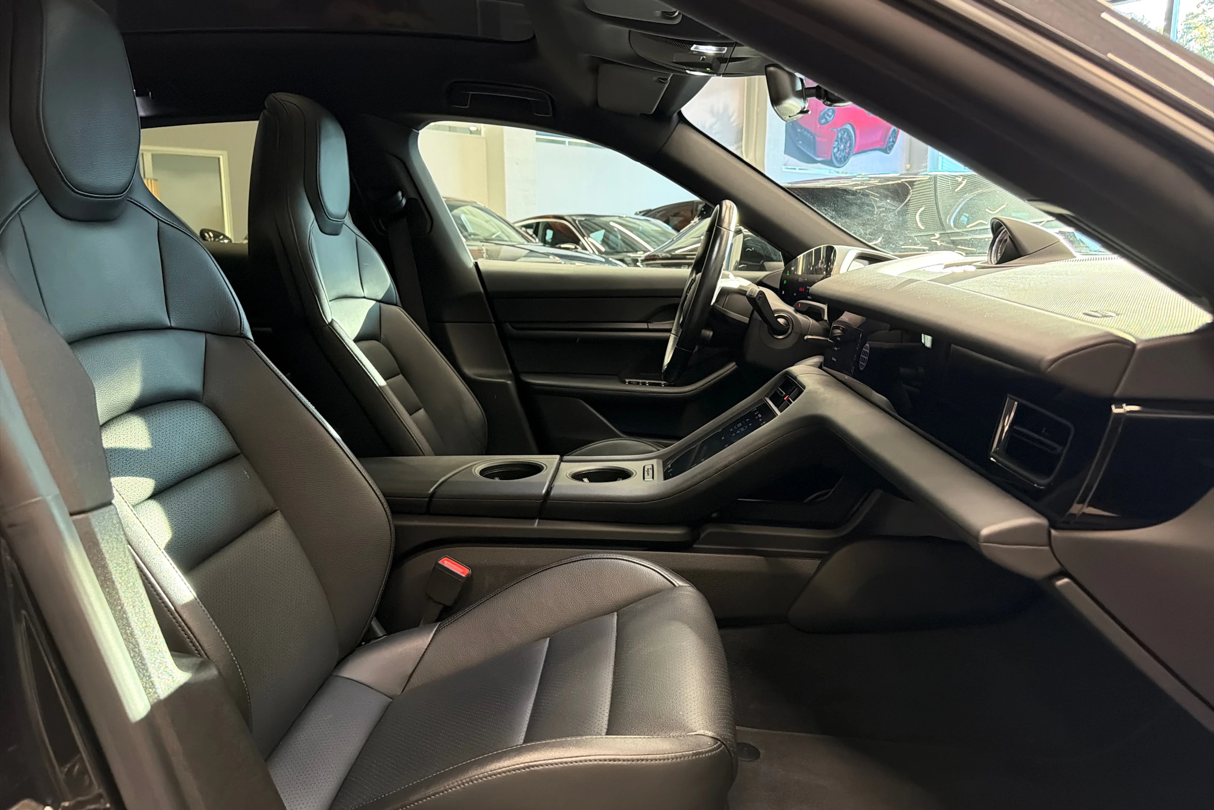 harmaa Porsche Taycan 2021 kuva 14.