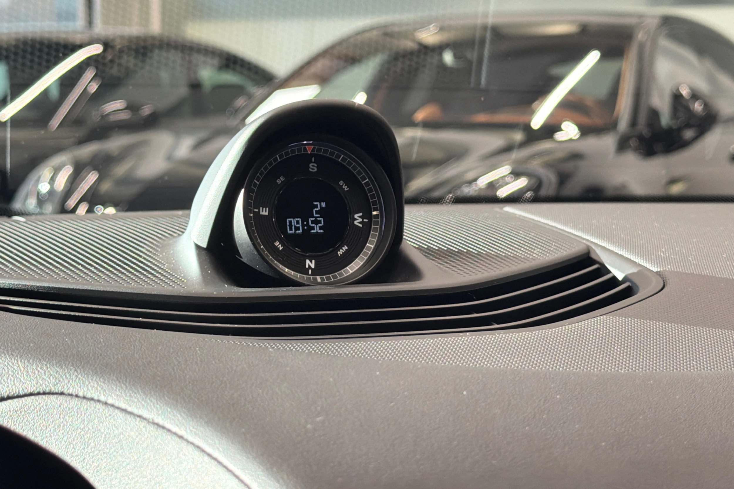 harmaa Porsche Taycan 2021 kuva 18.