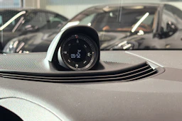 harmaa Porsche Taycan 2021 kuva 18.