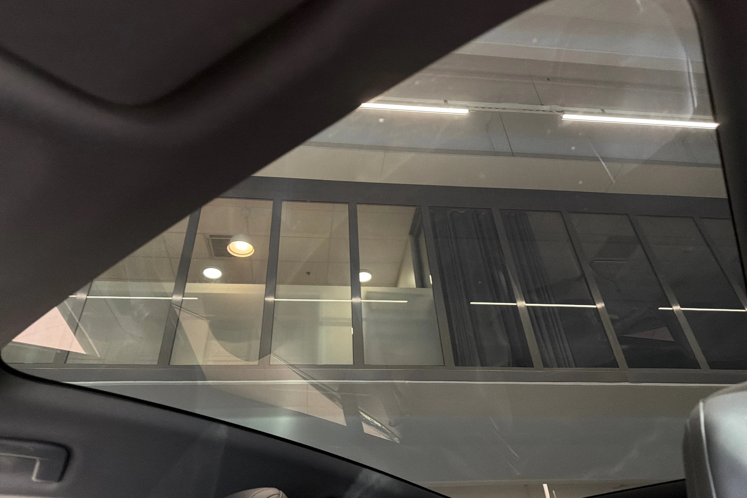 harmaa Porsche Taycan 2021 kuva 20.