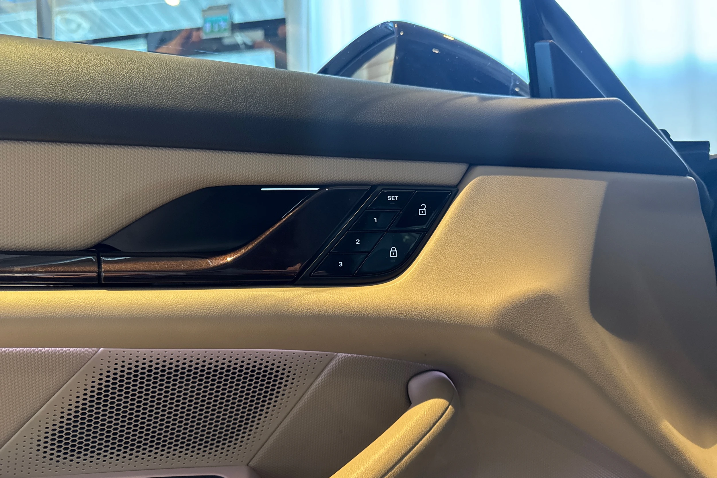 Ruskea (beige) Porsche Taycan 2021 kuva 11.