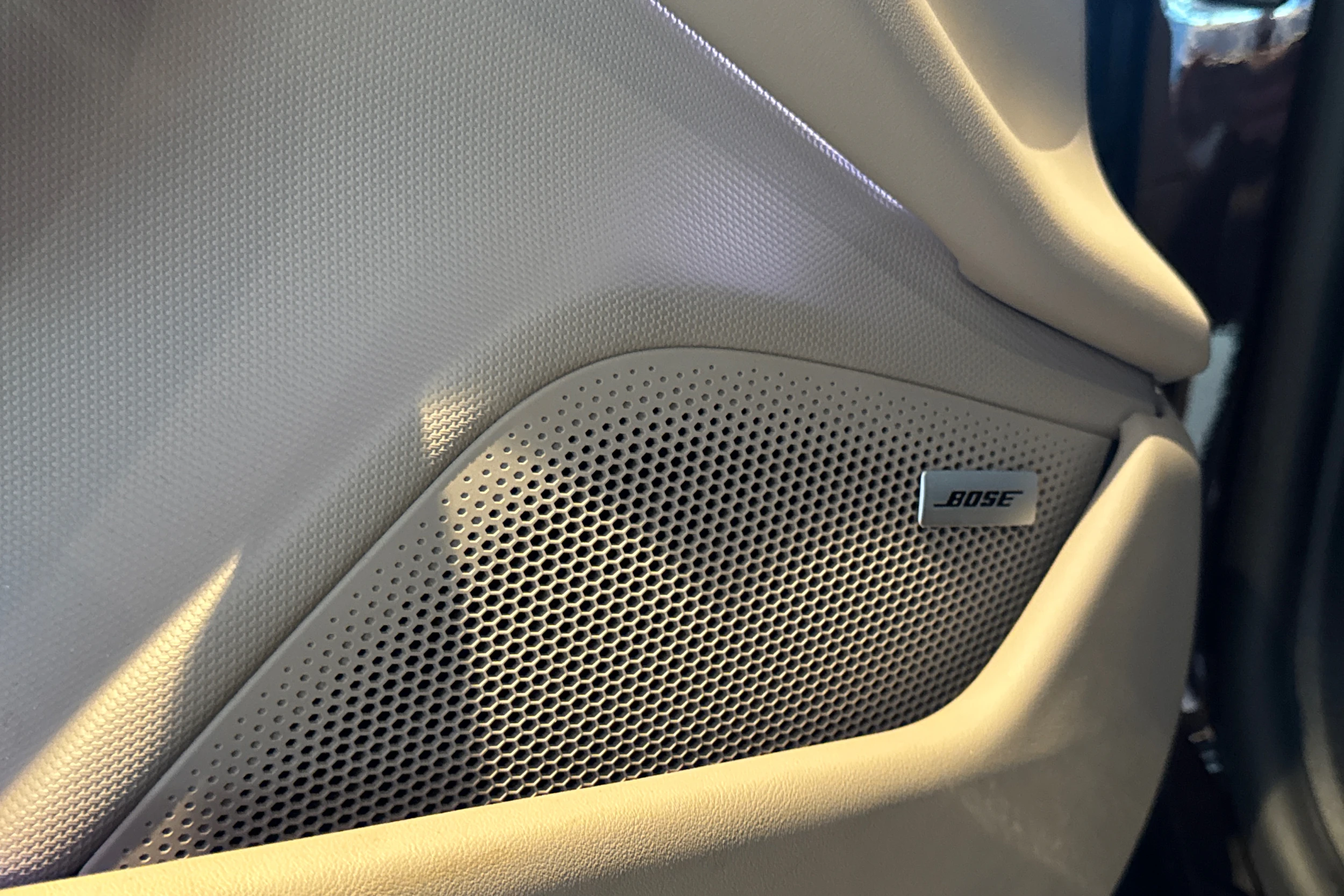 Ruskea (beige) Porsche Taycan 2021 kuva 12.