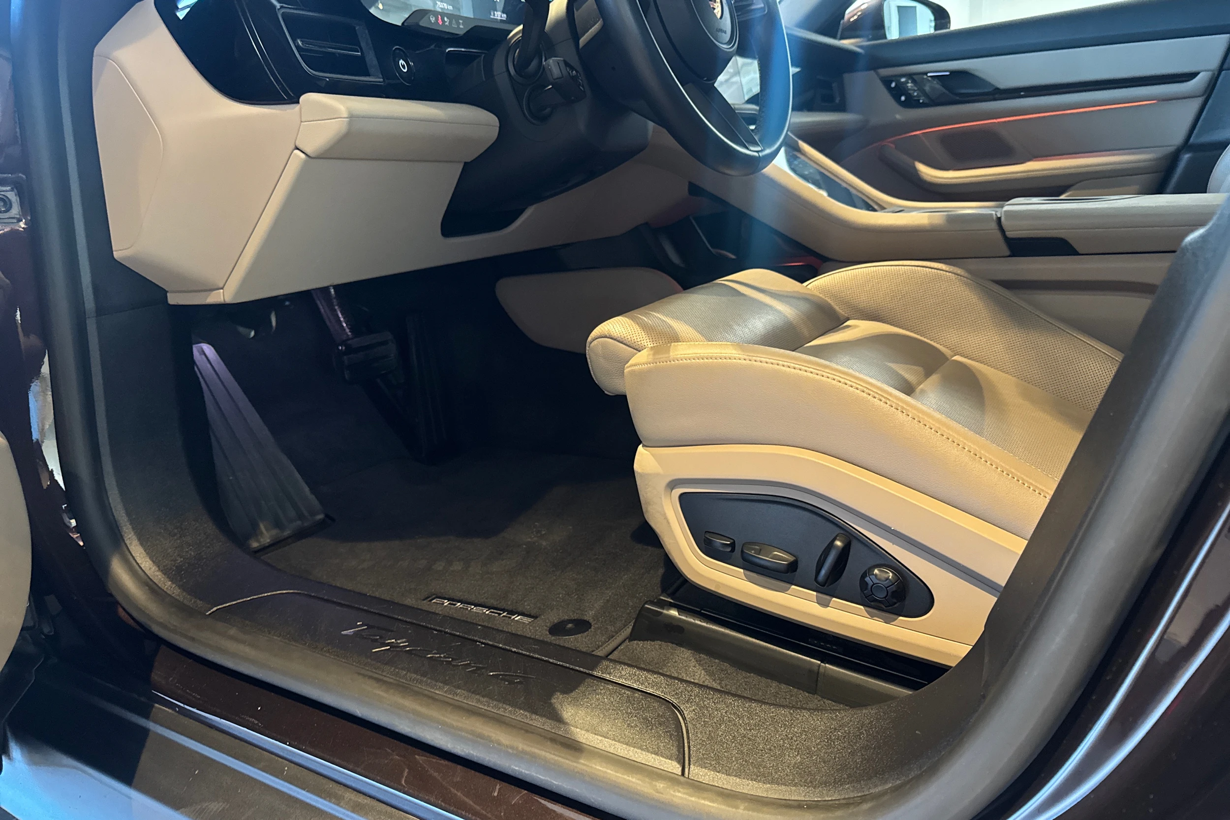 Ruskea (beige) Porsche Taycan 2021 kuva 13.