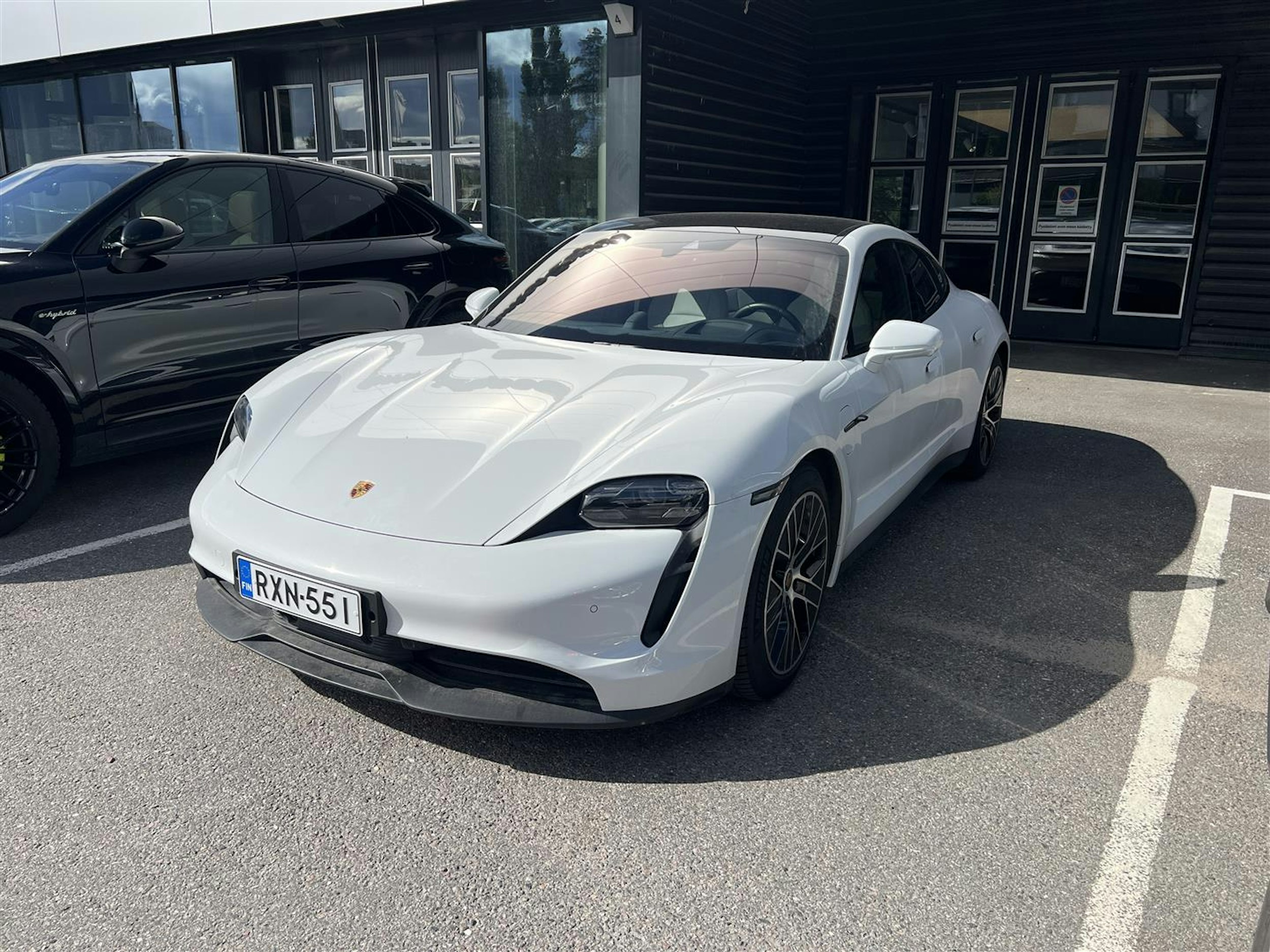 Valkoinen Porsche Taycan 2021 kuva 1.
