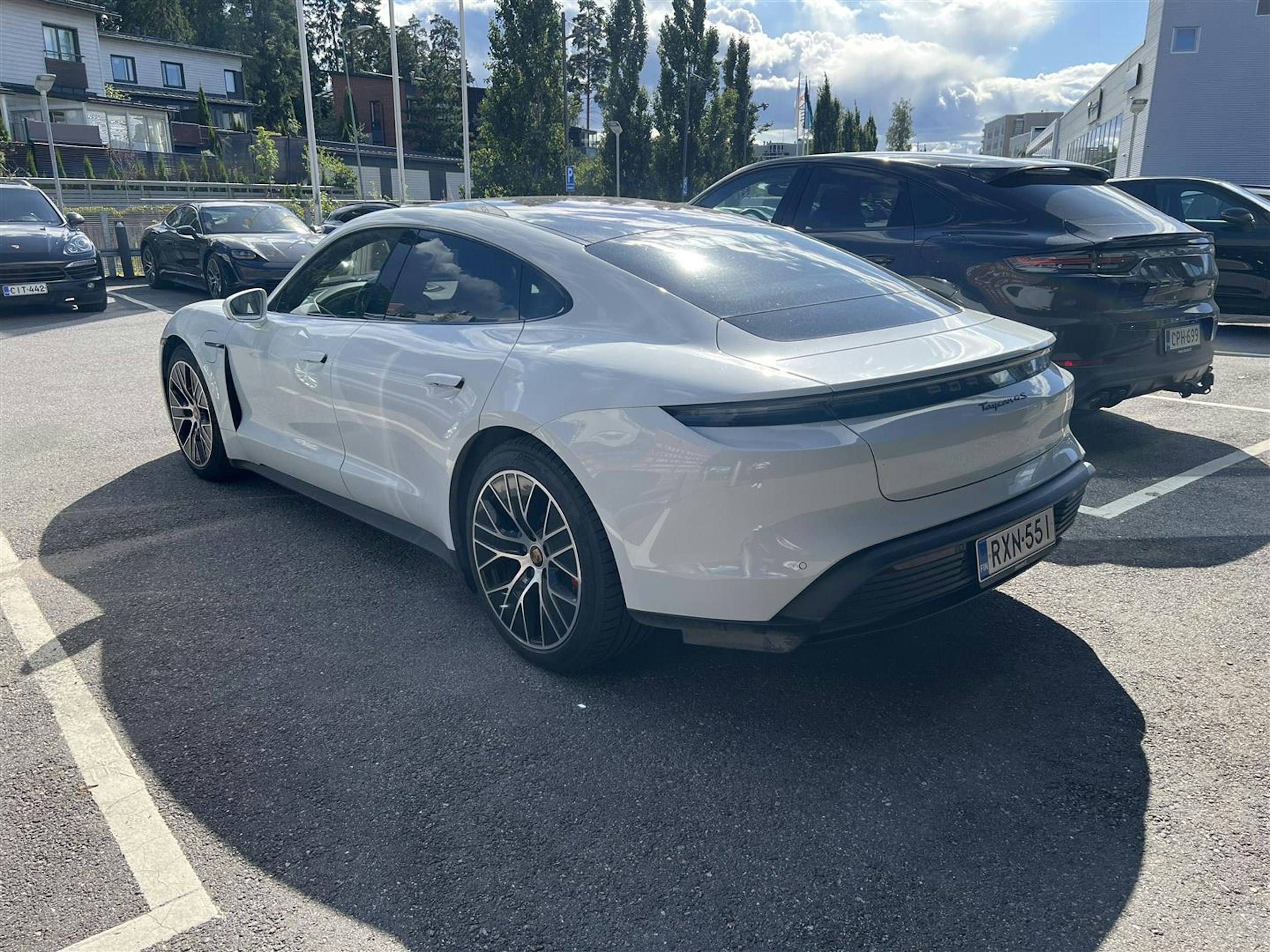 Valkoinen Porsche Taycan 2021 kuva 2.