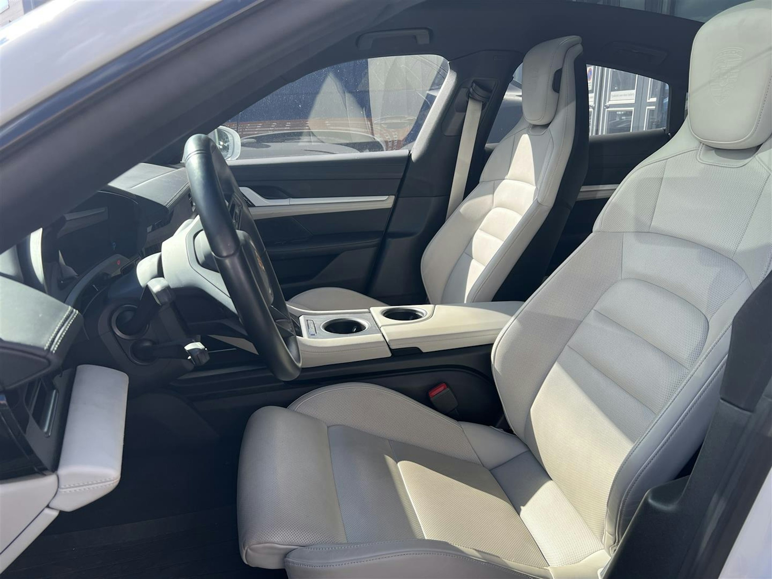 Valkoinen Porsche Taycan 2021 kuva 3.