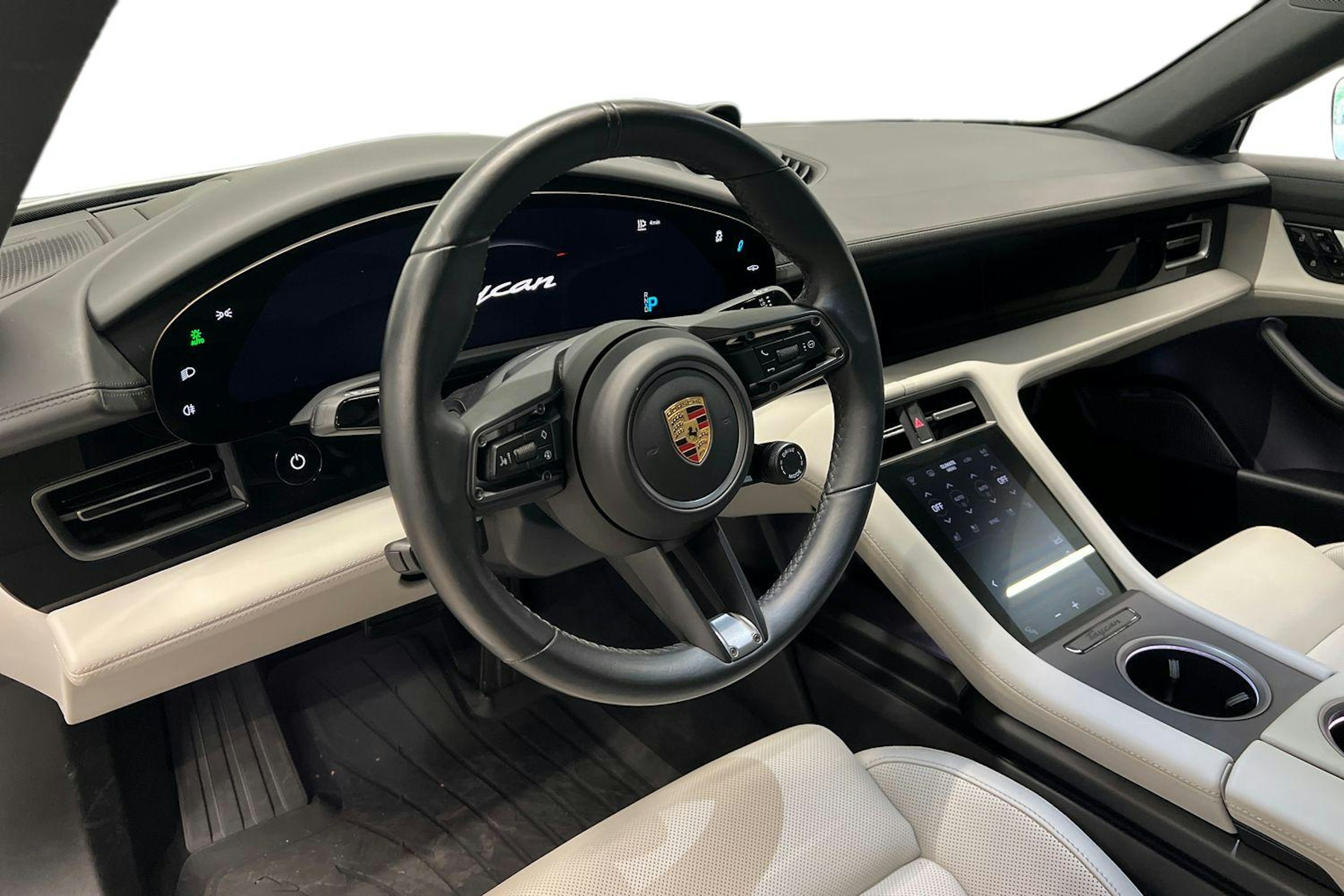 Valkoinen Porsche Taycan 2021 kuva 6.