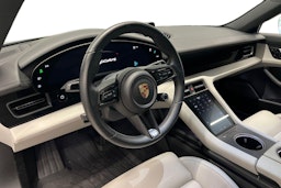 Valkoinen Porsche Taycan 2021 kuva 6.