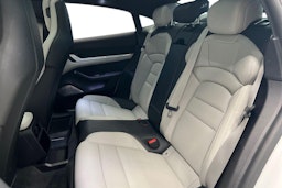 Valkoinen Porsche Taycan 2021 kuva 7.