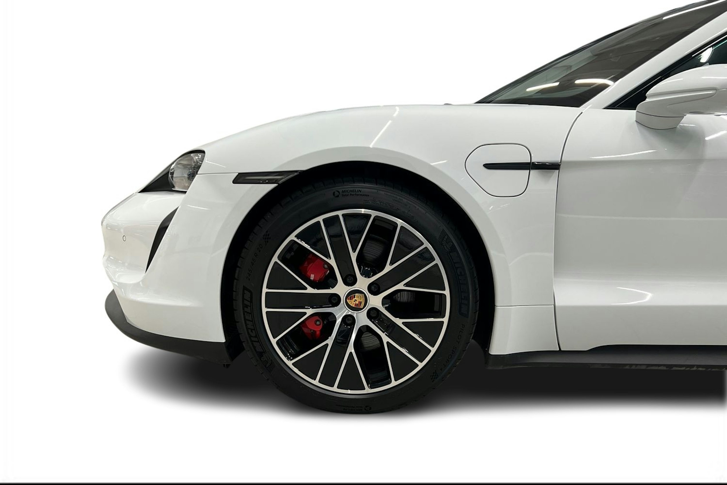 Valkoinen Porsche Taycan 2021 kuva 8.