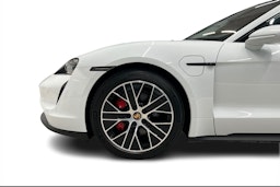 Valkoinen Porsche Taycan 2021 kuva 8.