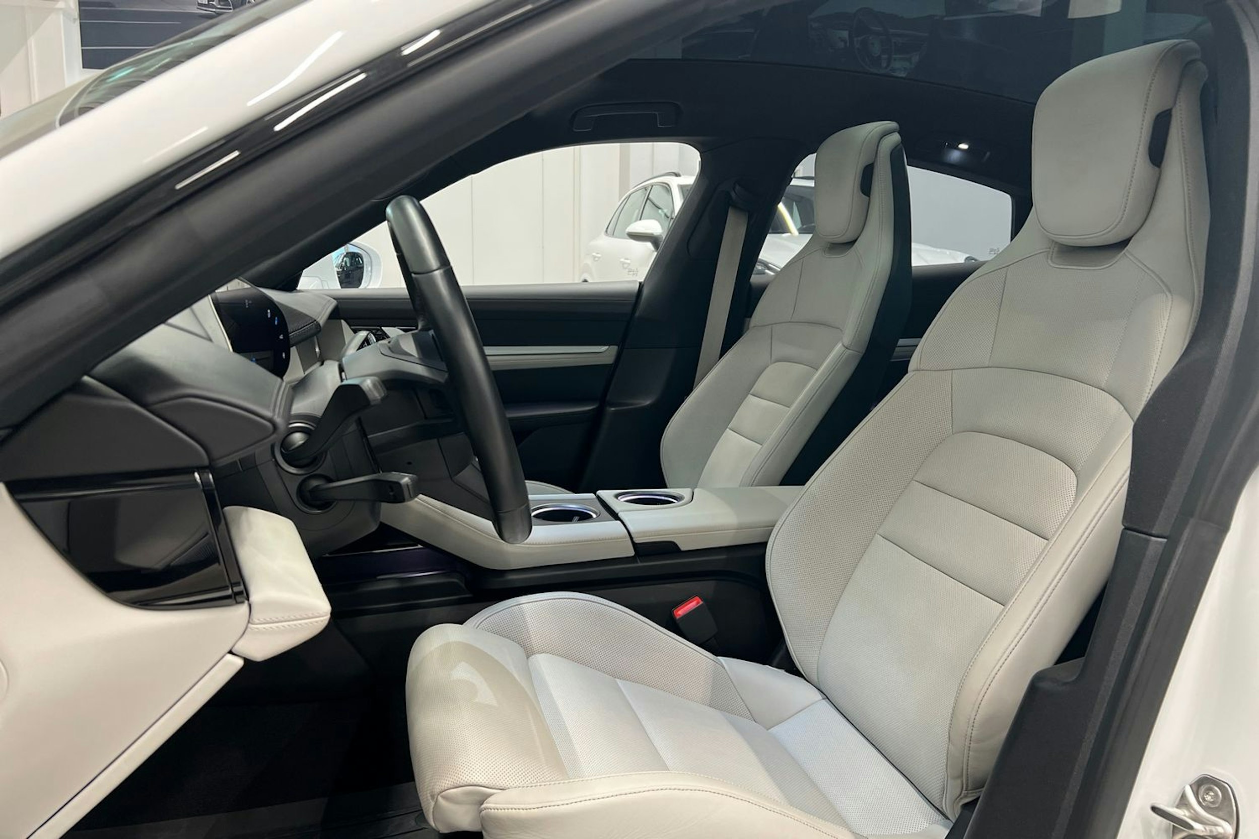 Valkoinen Porsche Taycan 2021 kuva 9.