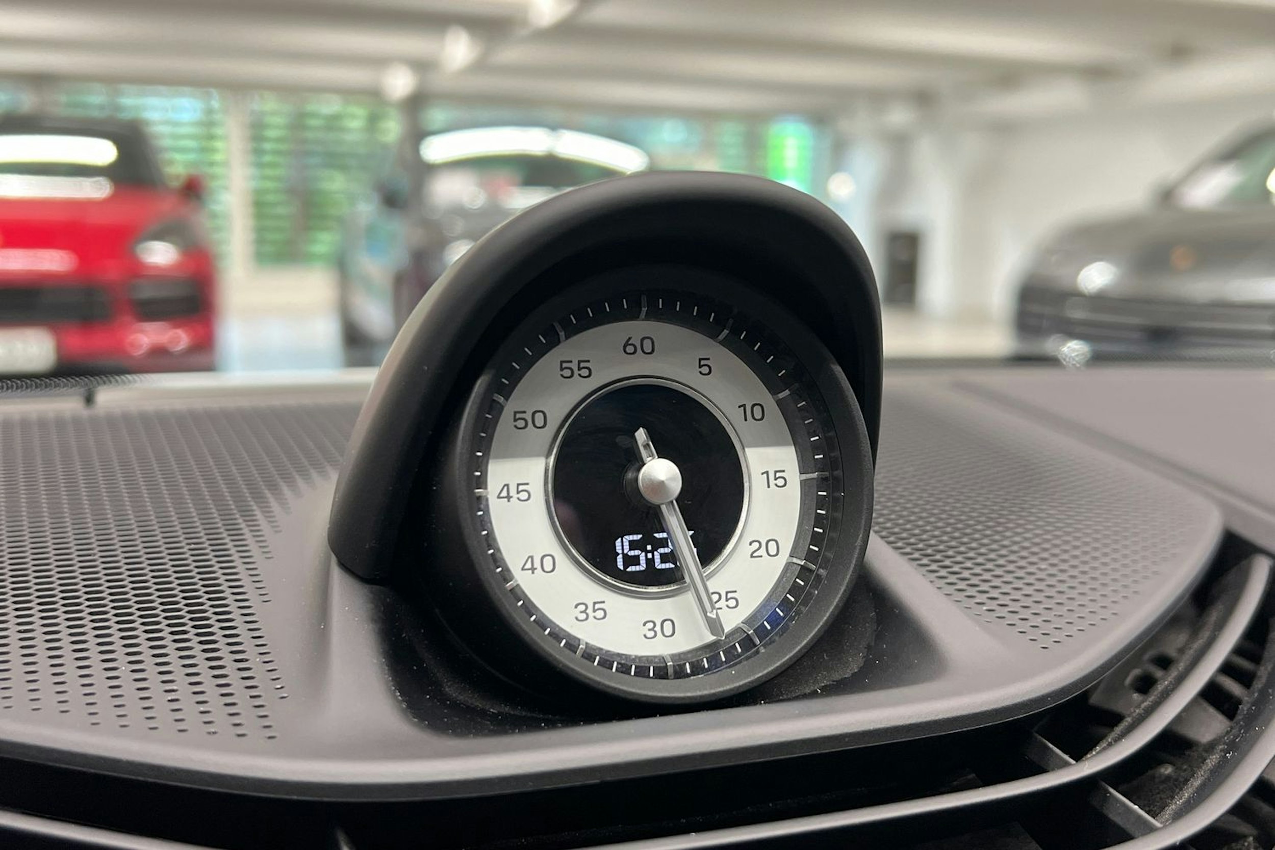 Valkoinen Porsche Taycan 2021 kuva 10.