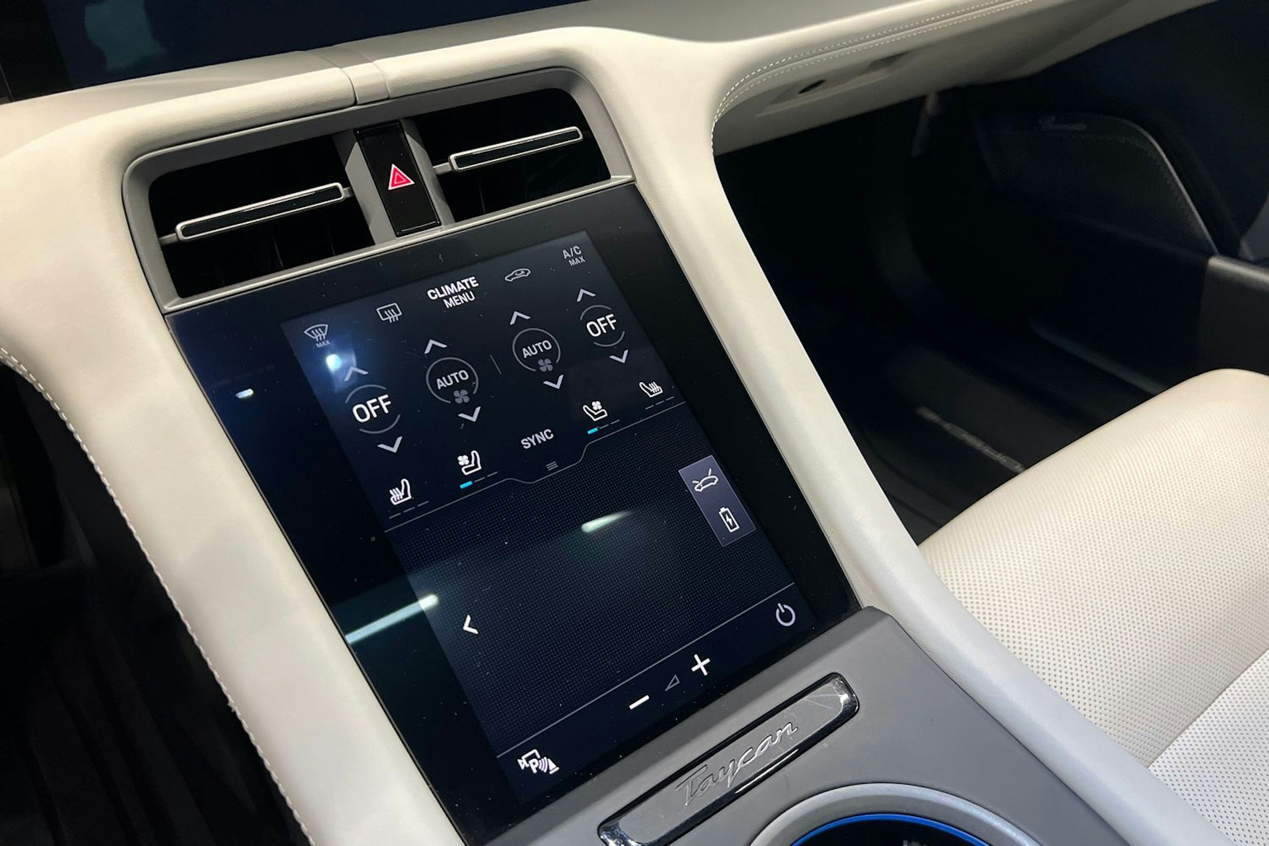 Valkoinen Porsche Taycan 2021 kuva 11.