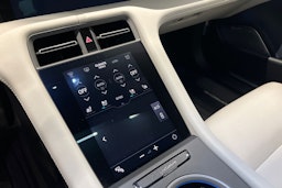 Valkoinen Porsche Taycan 2021 kuva 11.