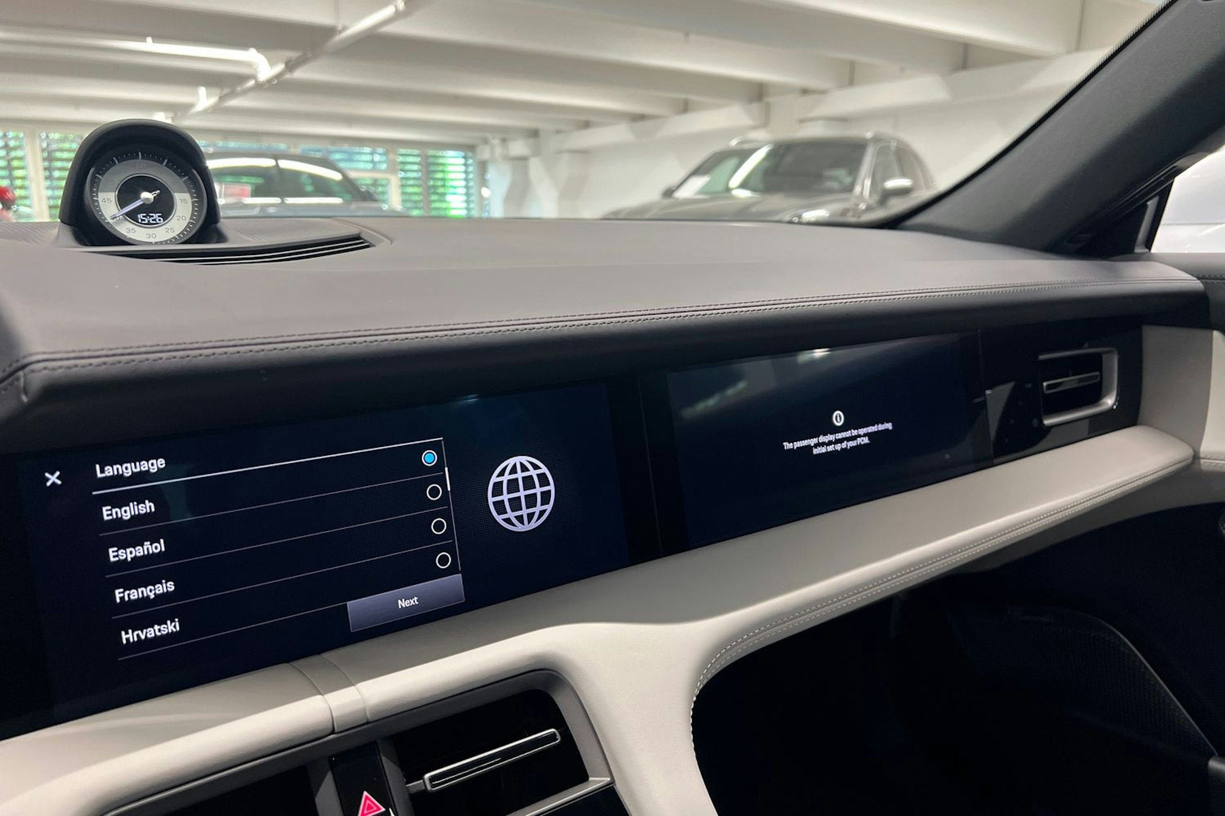 Valkoinen Porsche Taycan 2021 kuva 12.