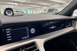Valkoinen Porsche Taycan 2021 kuva 12.