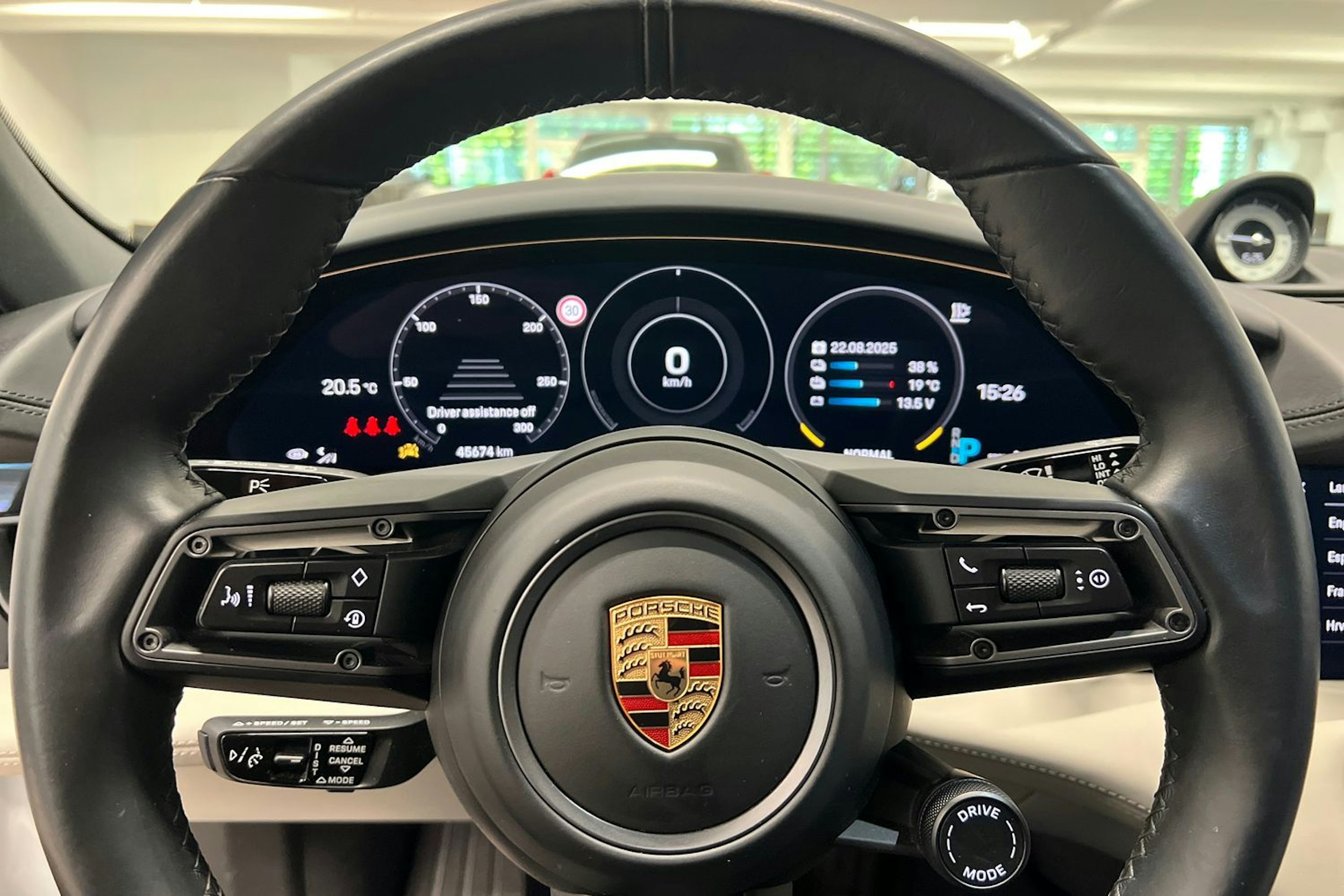 Valkoinen Porsche Taycan 2021 kuva 13.