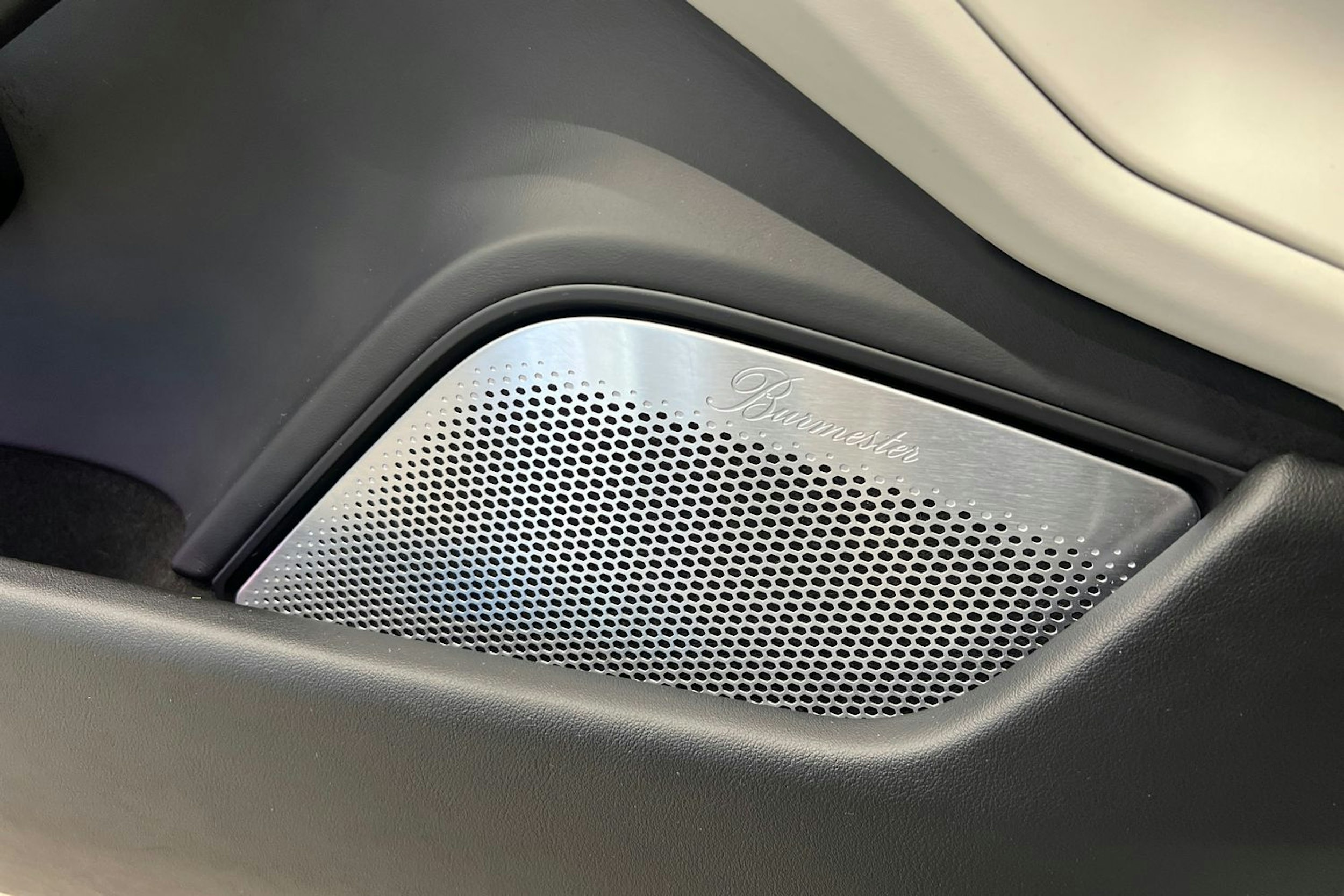 Valkoinen Porsche Taycan 2021 kuva 14.