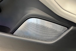 Valkoinen Porsche Taycan 2021 kuva 14.