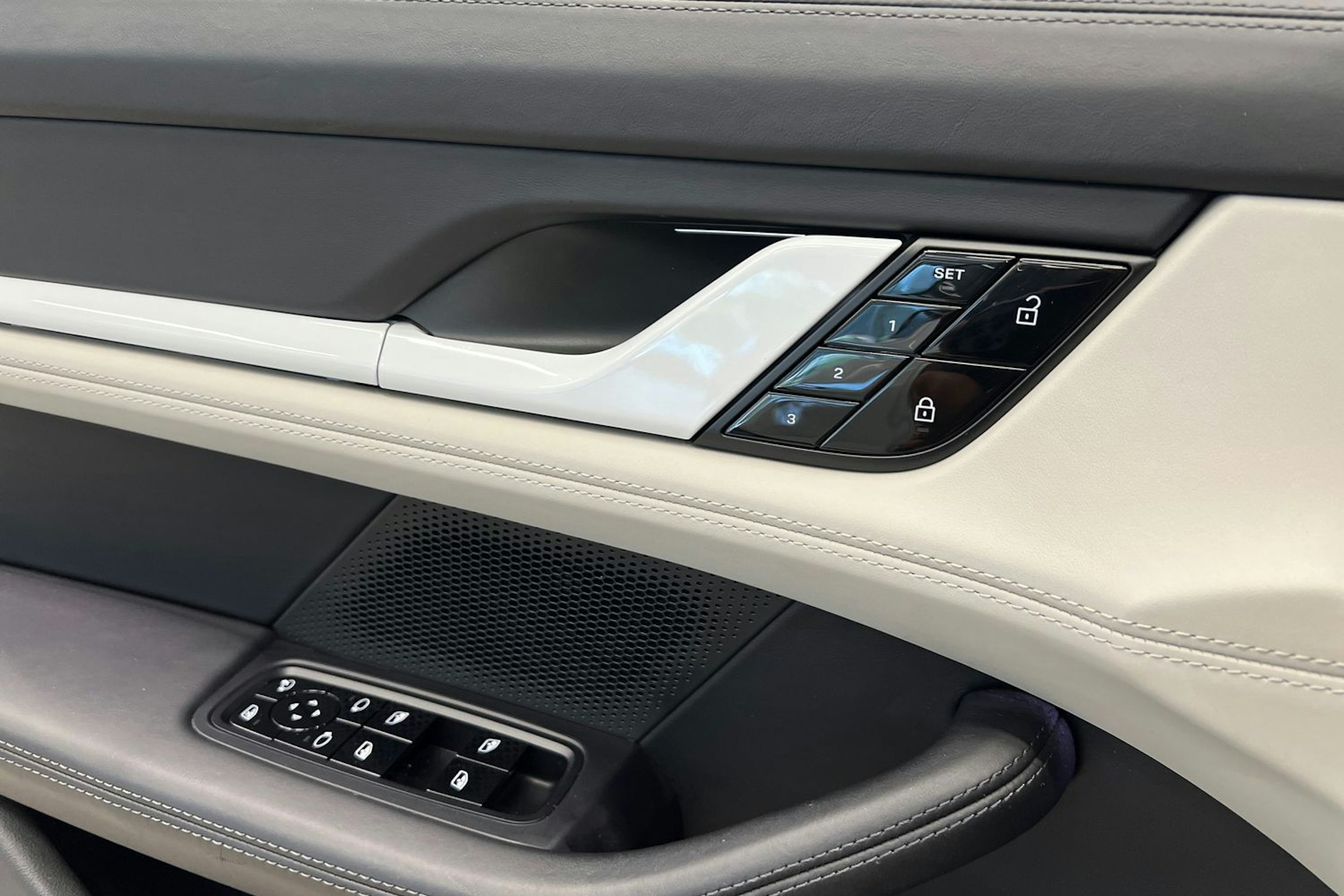 Valkoinen Porsche Taycan 2021 kuva 15.