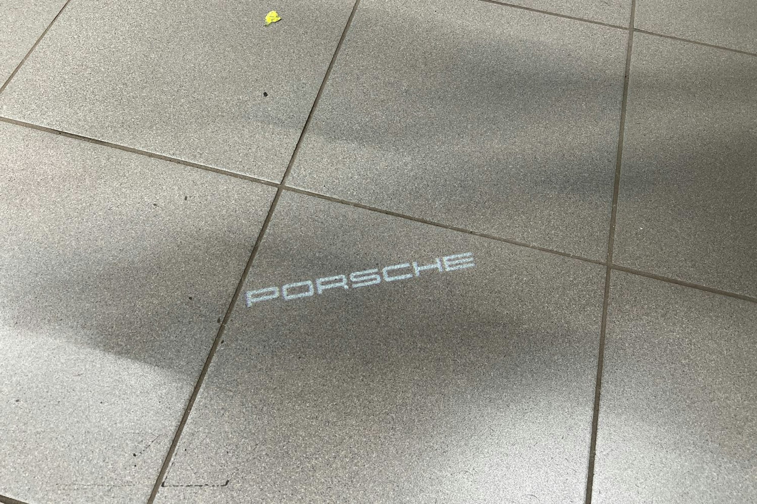 Valkoinen Porsche Taycan 2021 kuva 16.