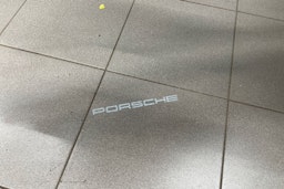 Valkoinen Porsche Taycan 2021 kuva 16.