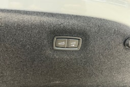 Valkoinen Porsche Taycan 2021 kuva 19.