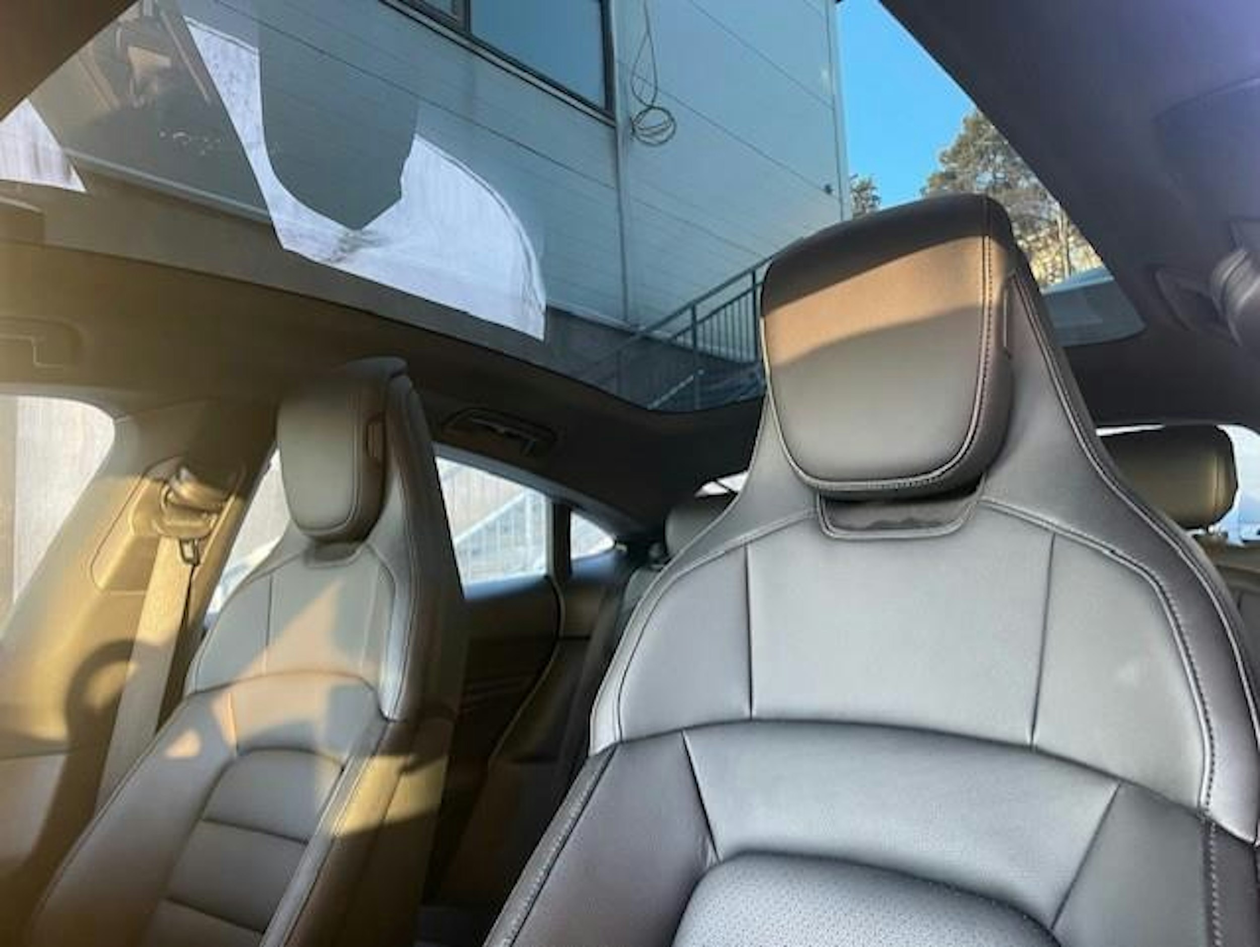 valkoinen Porsche Taycan 2021 kuva 2.