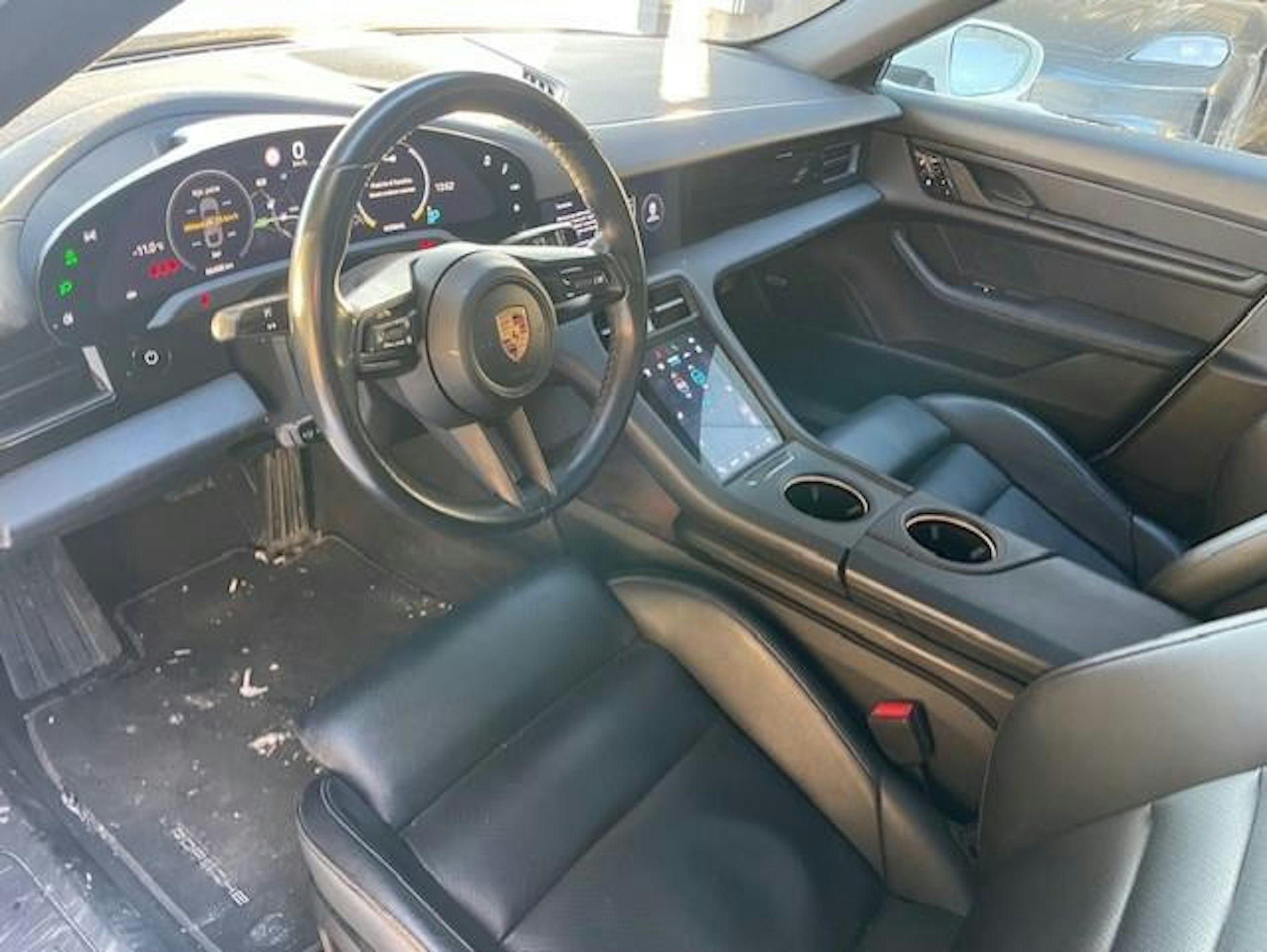 valkoinen Porsche Taycan 2021 kuva 3.