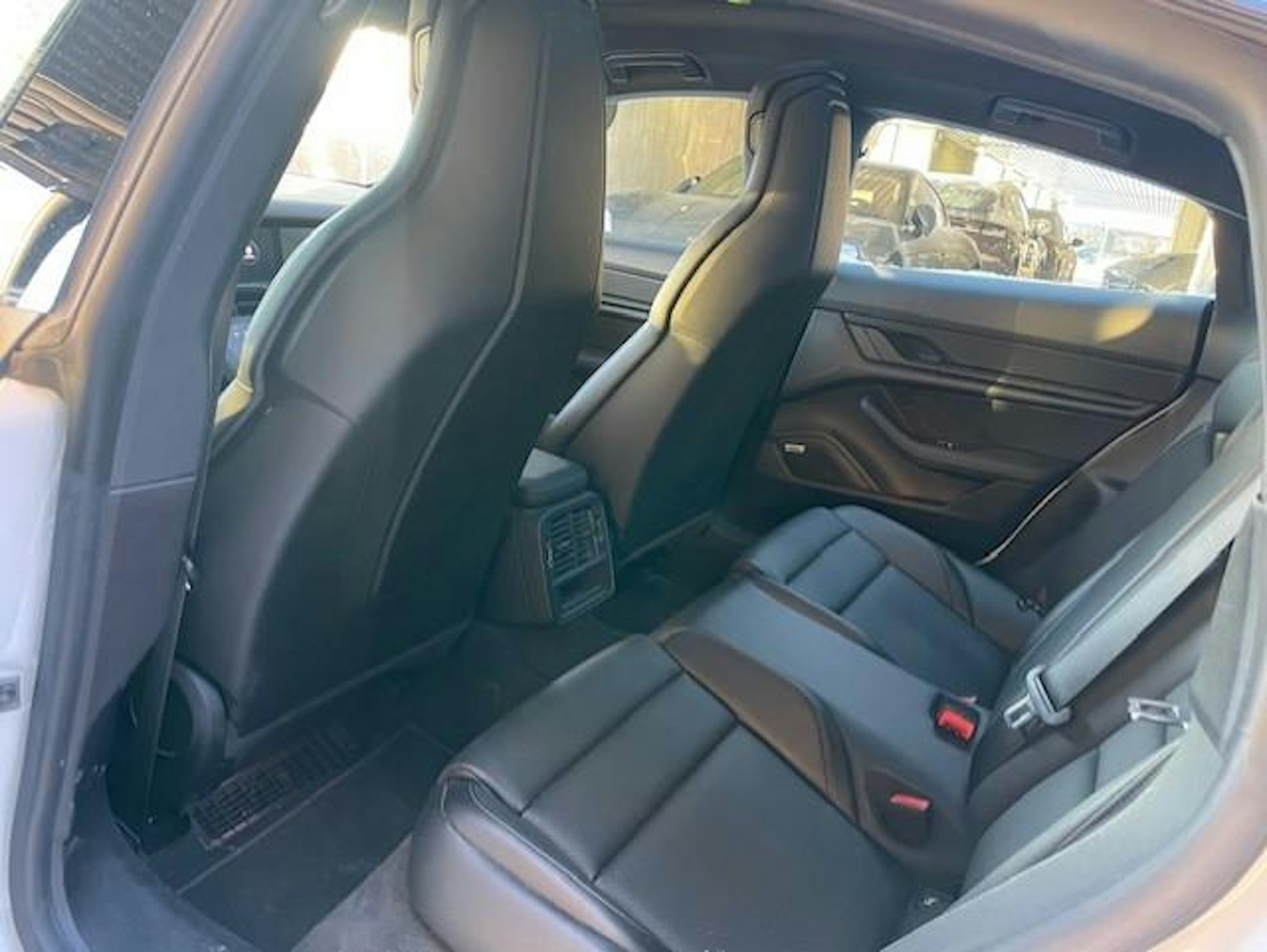 valkoinen Porsche Taycan 2021 kuva 4.