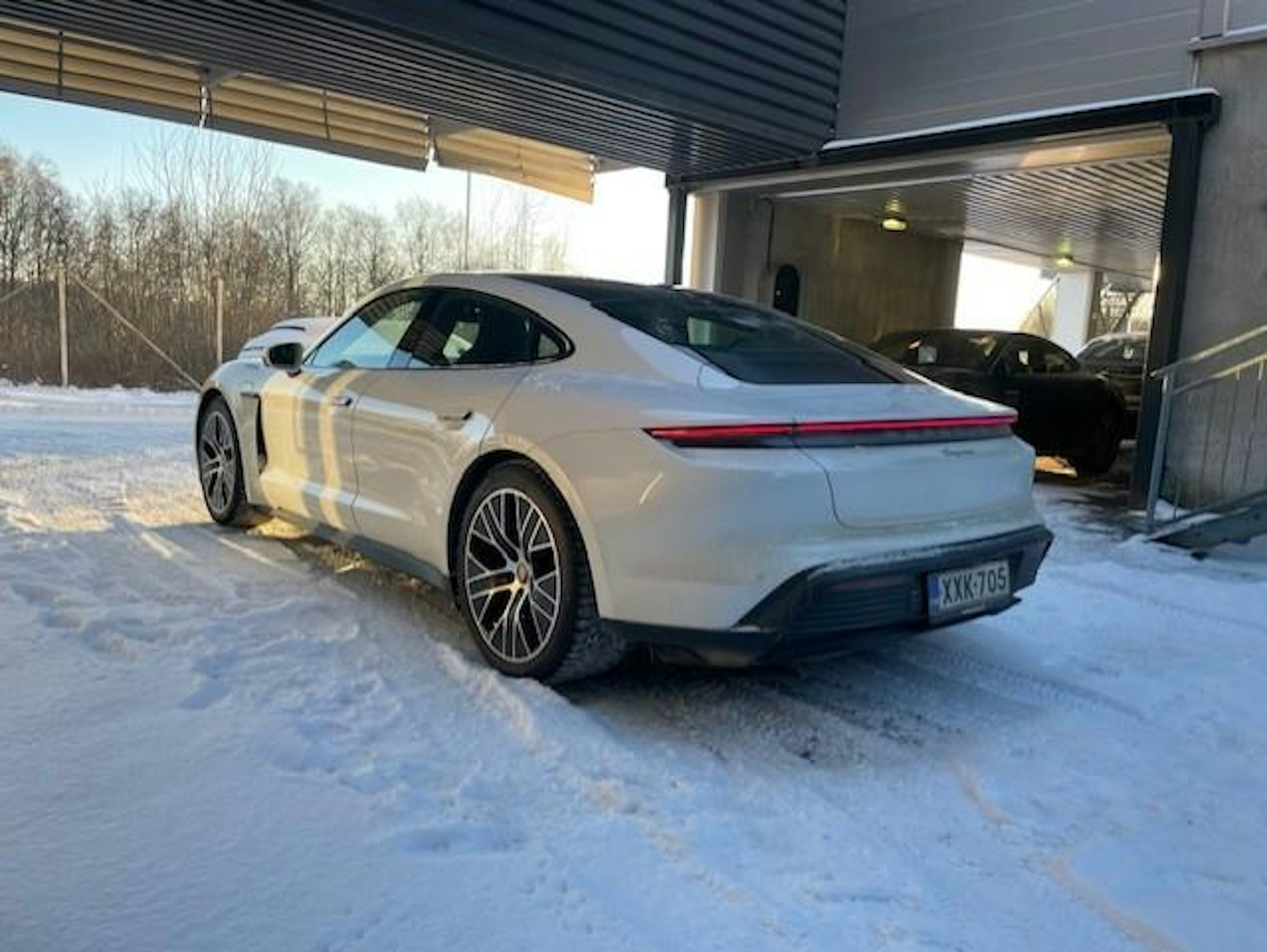 valkoinen Porsche Taycan 2021 kuva 5.