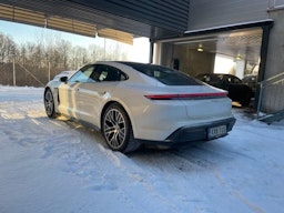 valkoinen Porsche Taycan 2021 kuva 5.